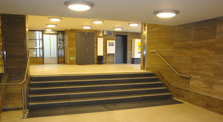 Winkelstufen im U-Bahnhof Brandenburger Tor